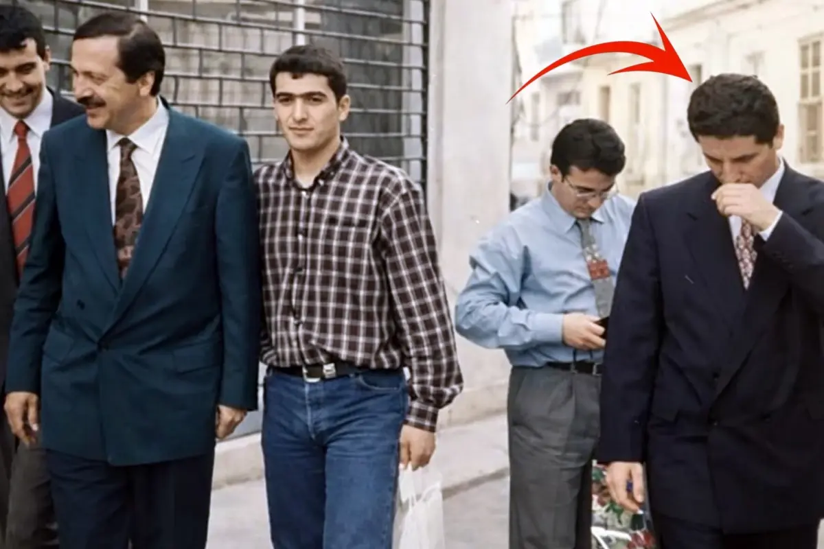 İlk kez paylaşıldı! Cumhurbaşkanı Erdoğan\'ın solundaki bıçkın delikanlıyı tanıdınız mı?