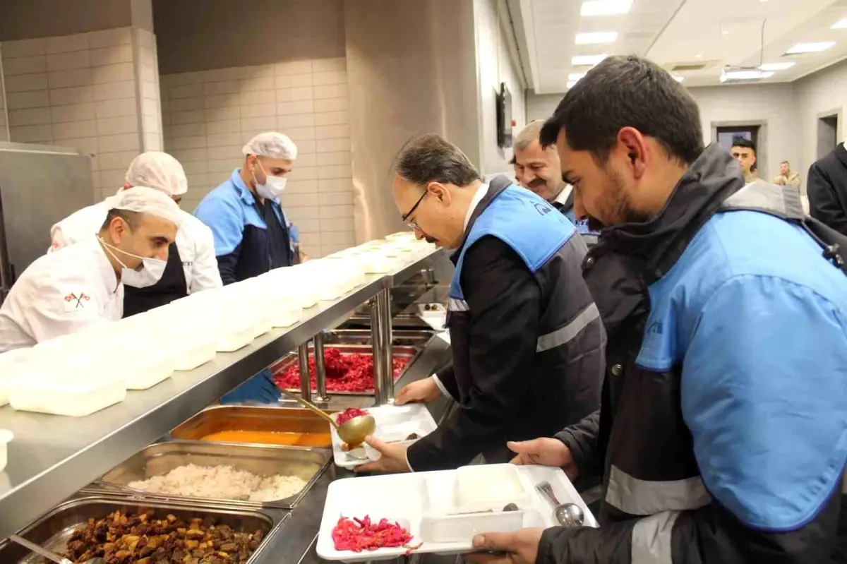 Vali Kızılkaya iftarda madencilerin sofrasında misafir oldu