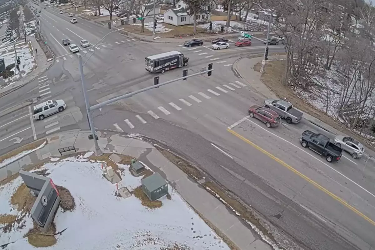 Yer yarıldı, iki araç içine düştü