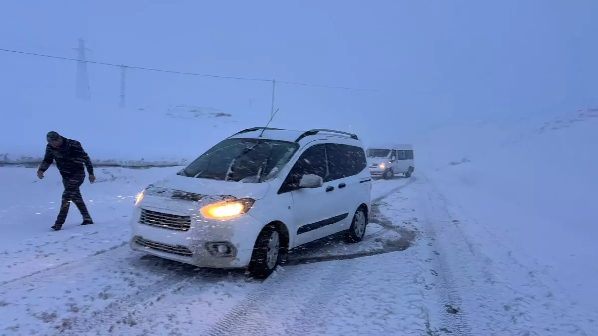 Yüksekova\'da Kar ve Tipi Ulaşımı Olumsuz Etkiledi