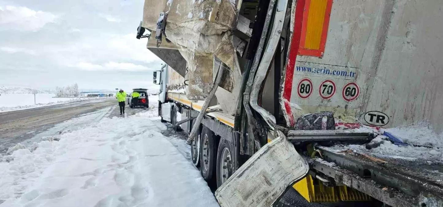 Bitlis\'te Tır Kazası: Madde Dağıldı