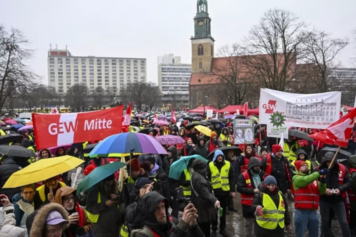 Almanya\'da yeni grev dalgası toplu ulaşımı felç etti