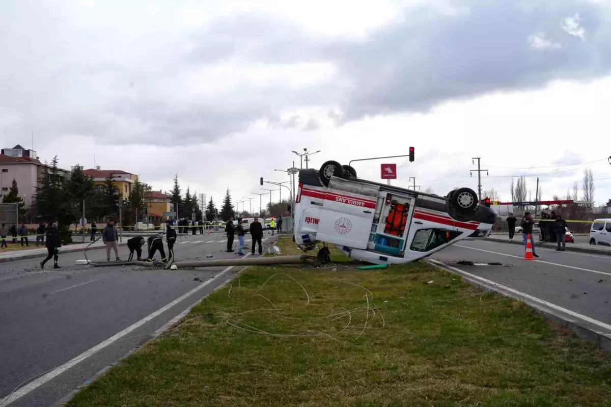 Niğde\'de Ambulans ile Araç Çarpıştı