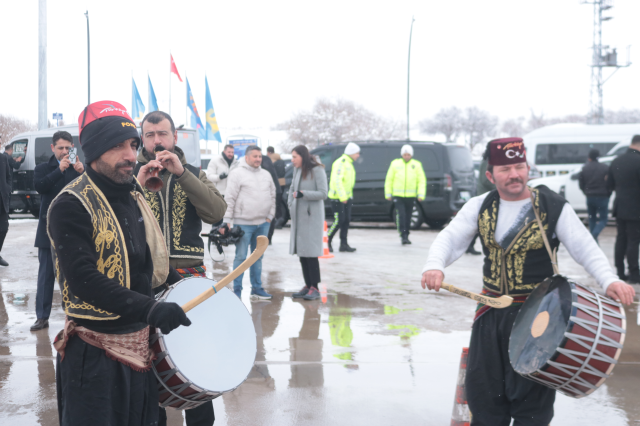 Bakan Gürlek memleketinde davul ve zurnayla karşılandı