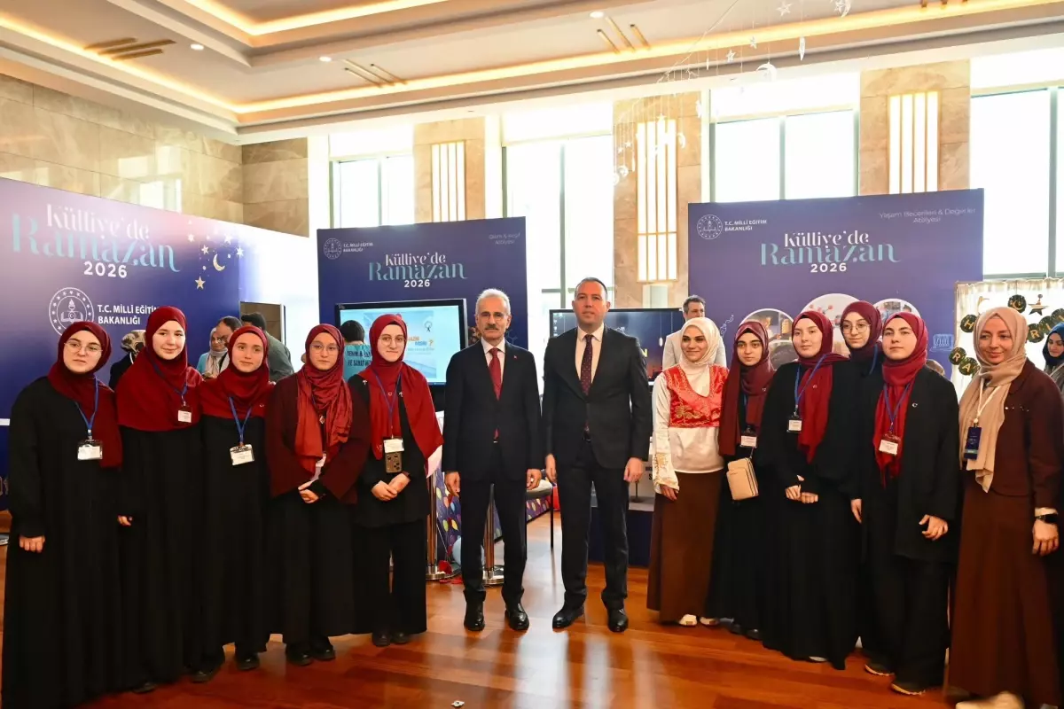 Bakan Uraloğlu \'Külliye\'de Ramazan\' Etkinliğini Ziyaret Etti