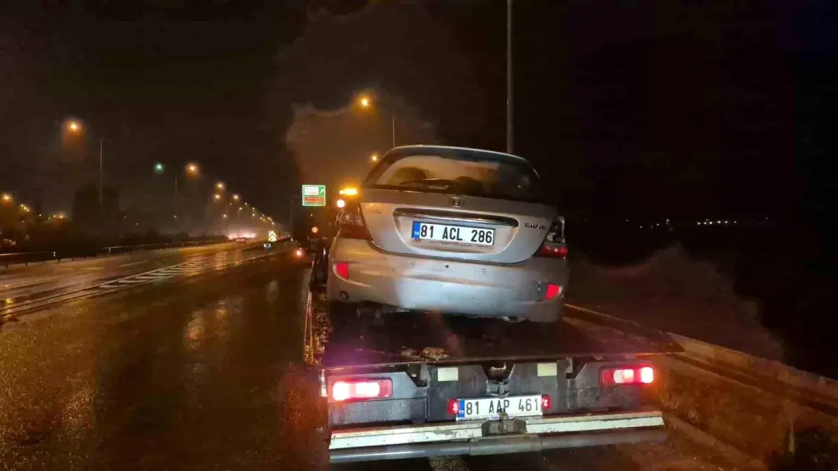 Düzce\'de Otomobil Kaza Yaptı: Sürücü Ağır Yaralı