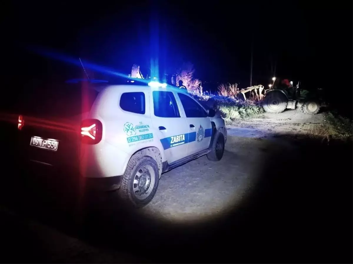 Bataklığa saplanan hayvan kurtarıldı