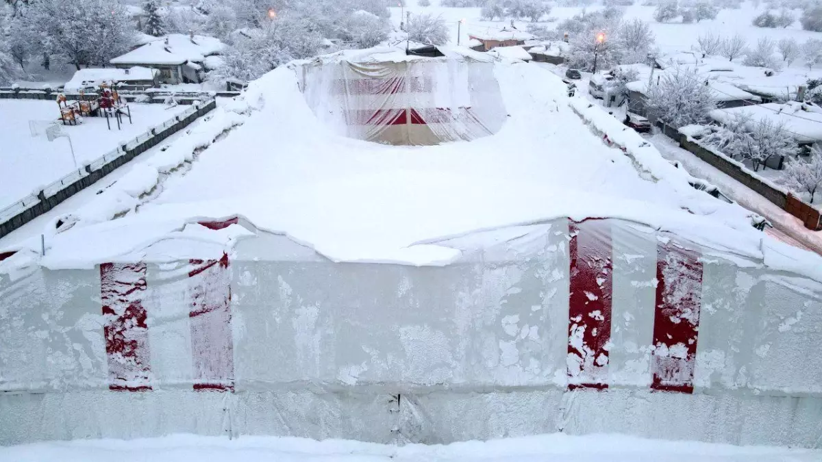 Erzincan\'da Halı Saha Kar Yüzünden Çöktü