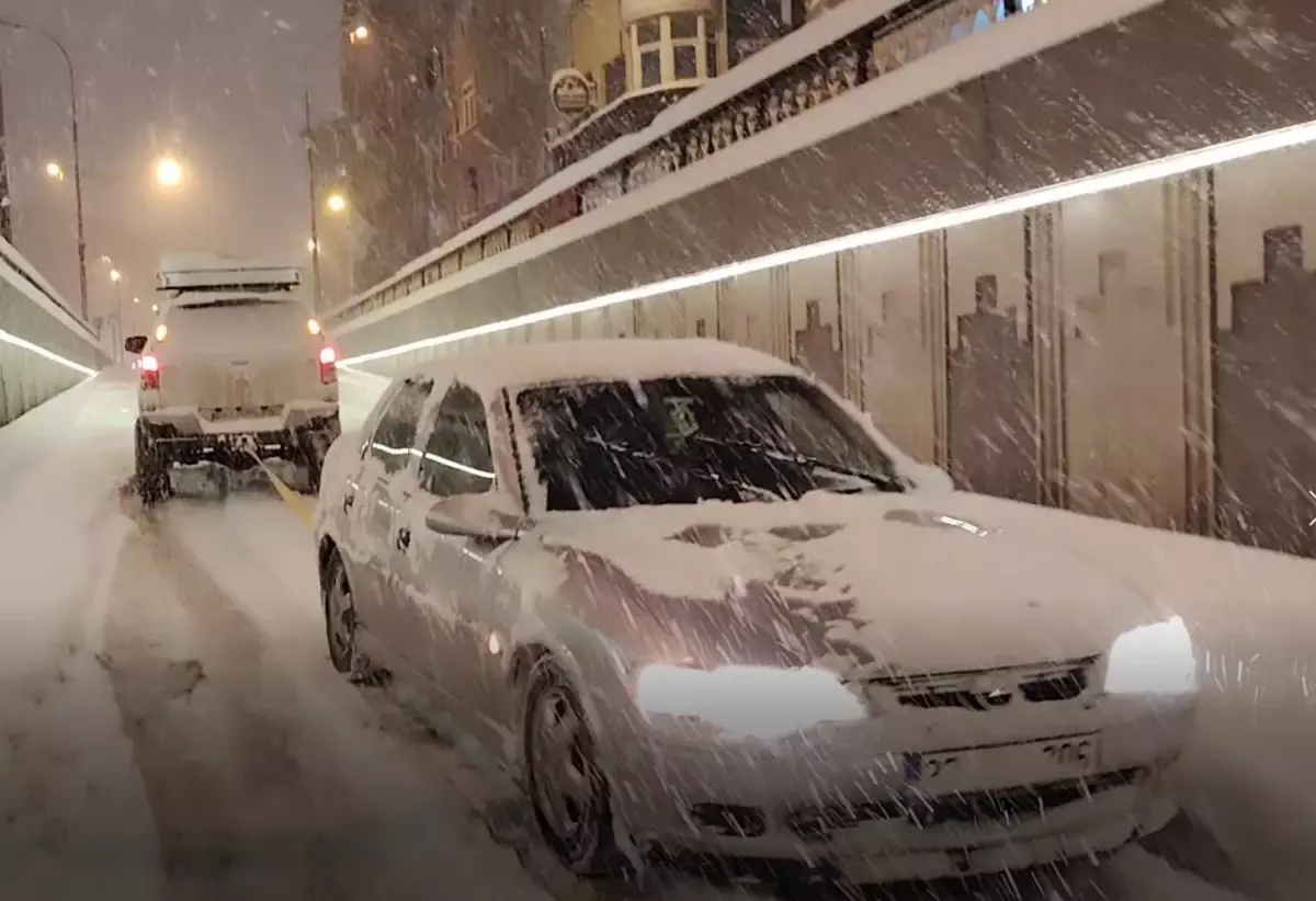 Erzurum\'da Kar Yağışı Nedeniyle Araçlar Kurtarıldı