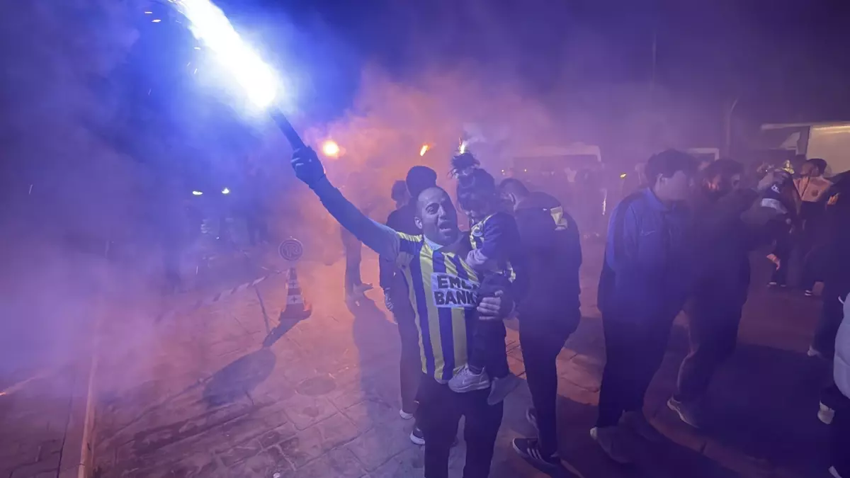 Fenerbahçe, Antalya\'da Coşkuyla Karşılandı