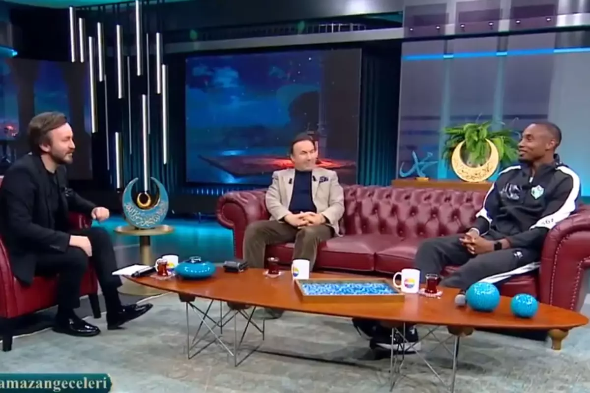 Fode Koita\'dan canlı yayında \'\'Kabe\'de Hacılar\'\' performansı