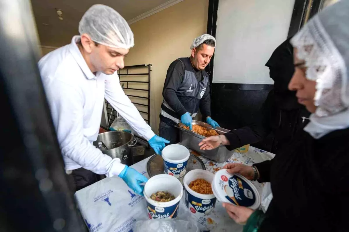 İftar bereketi Büyükşehir\'in aşevinden sofralara uzanıyor