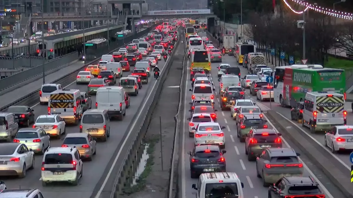 İstanbul\'da İftar Öncesi Trafik Yoğunluğu