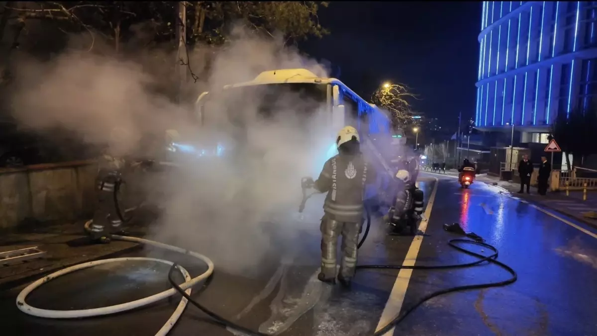 Kadıköy\'de Park Halindeki Midibüste Yangın Çıktı