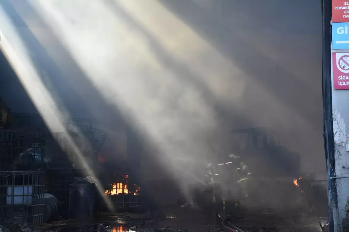 Torbalı\'da Geri Dönüşüm Fabrikasında Yangın
