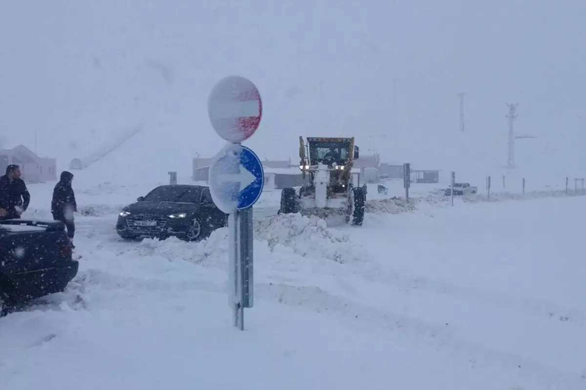 Kahramanmaraş\'ta kar ve tipi ulaşımı felç etti