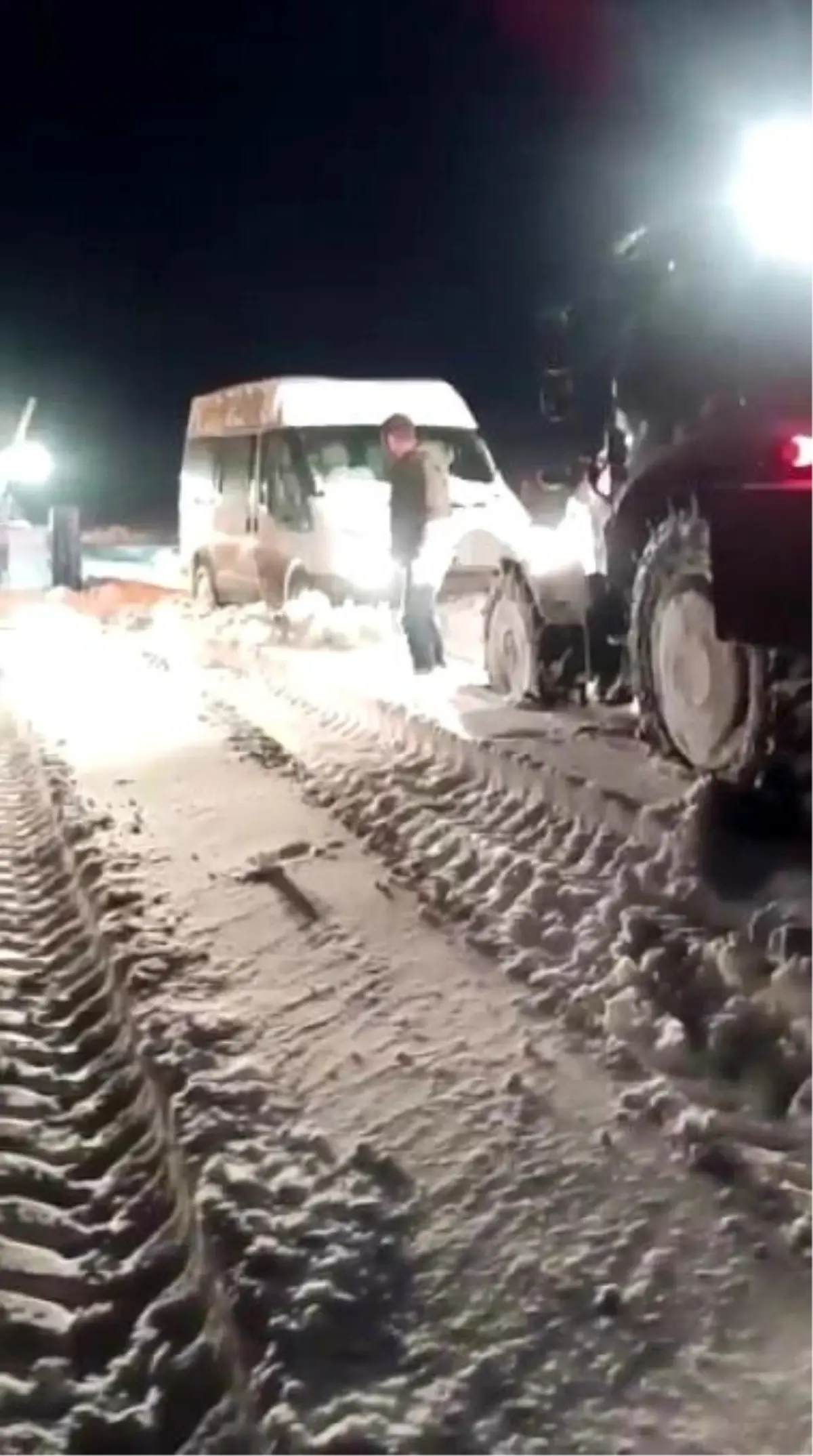 Kars\'ta Minibüs Kara Saplandı, Ekipler Kurtardı