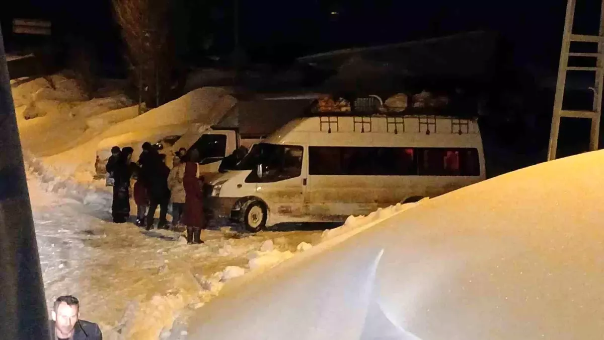 Iğdır\'da Mahsur Kalan Öğrenci Servisi Kurtarıldı