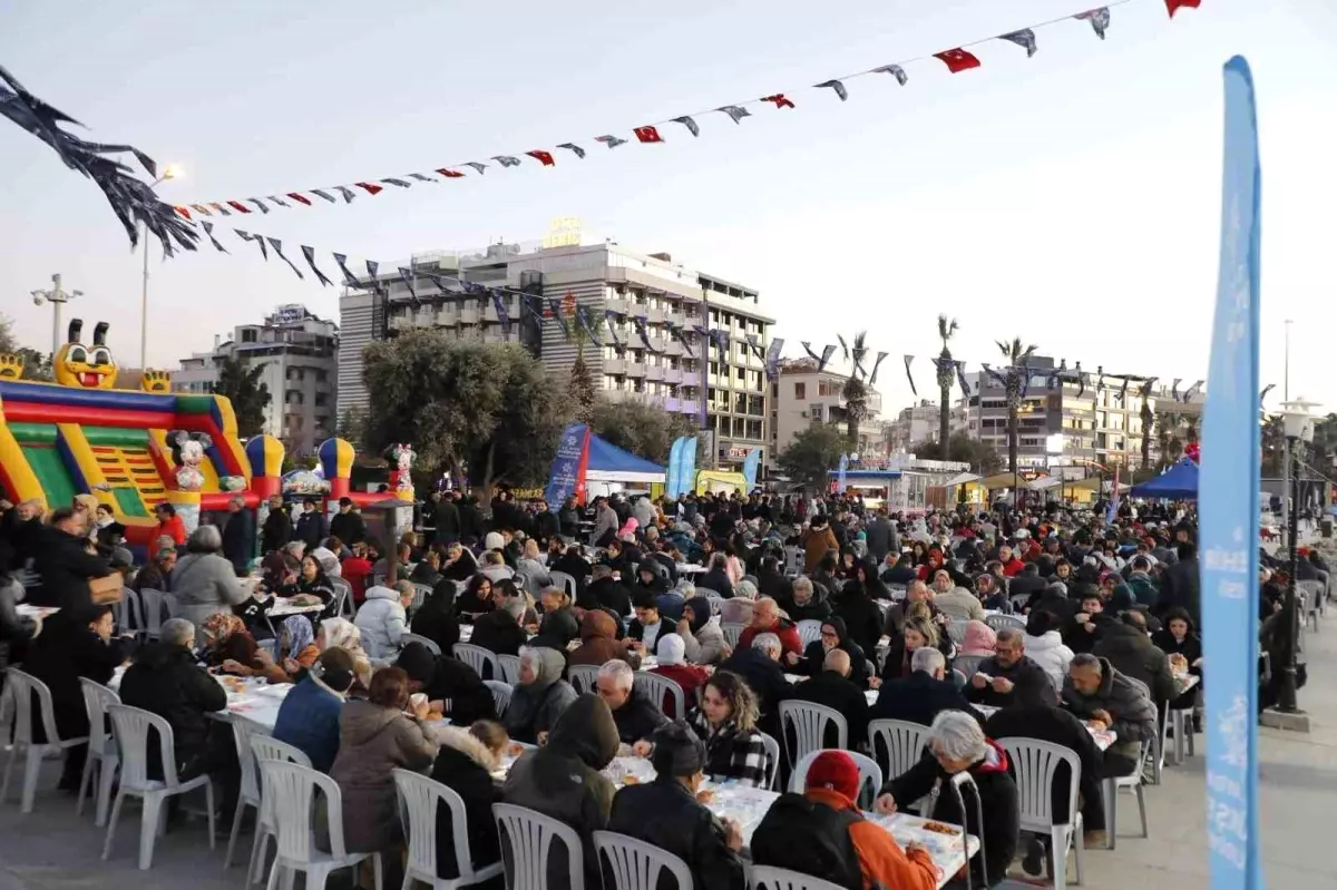 Kuşadası\'nda Aydın Büyükşehir Belediyesi\'nin İftar Programı\'na vatandaşlardan yoğun ilgi
