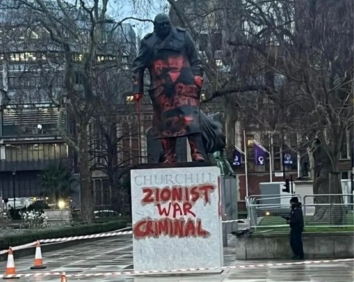 Churchill Heykeline Protesto