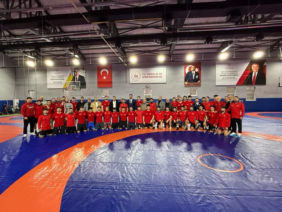 Mesut Özil Milli Güreşçileri Ziyaret Etti