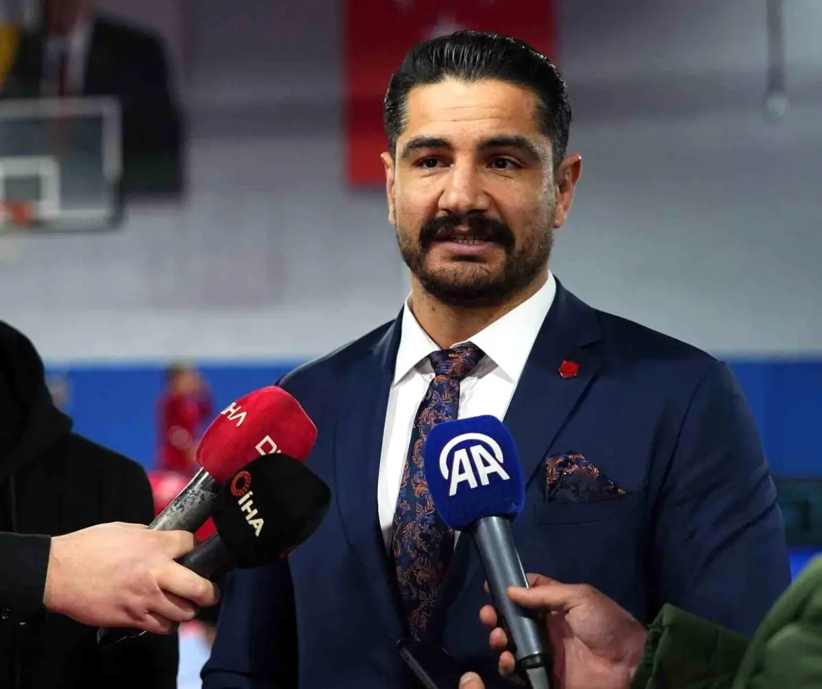 Mesut Özil Güreş Milli Takımı\'nı Ziyaret Etti