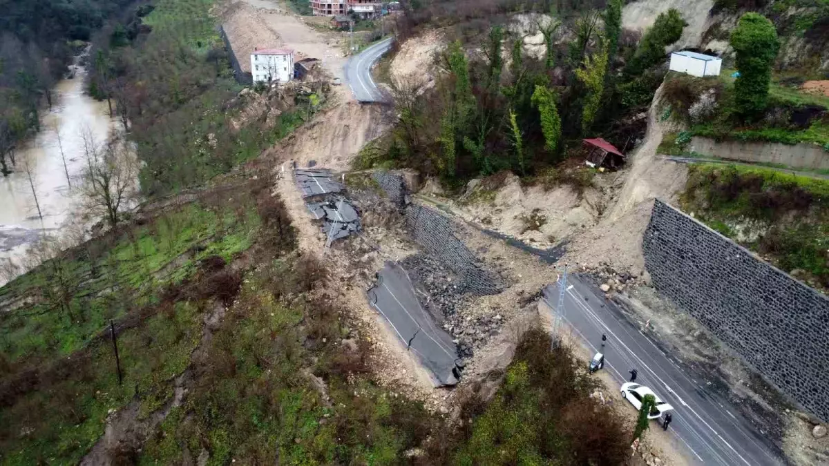 Akkuş-Niksar Karayolu\'nda Heyelan
