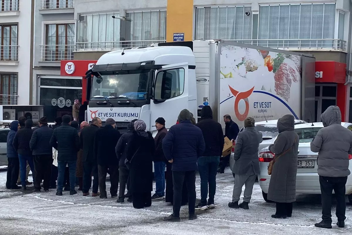 Ramazan günü eksi 4 derecede saatlerce kuyrukta beklediler
