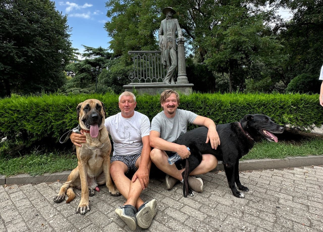 Rus sahipleri, kaybolan köpeklerini sokak sokak arıyor: Canlı bulana 100 bin, ölü bulana 10 bin ödül Rus sahipleri, kaybolan köpeklerini sokak sokak arıyor: Canlı bulana 100 bin, ölü bulana 10 bin ödül