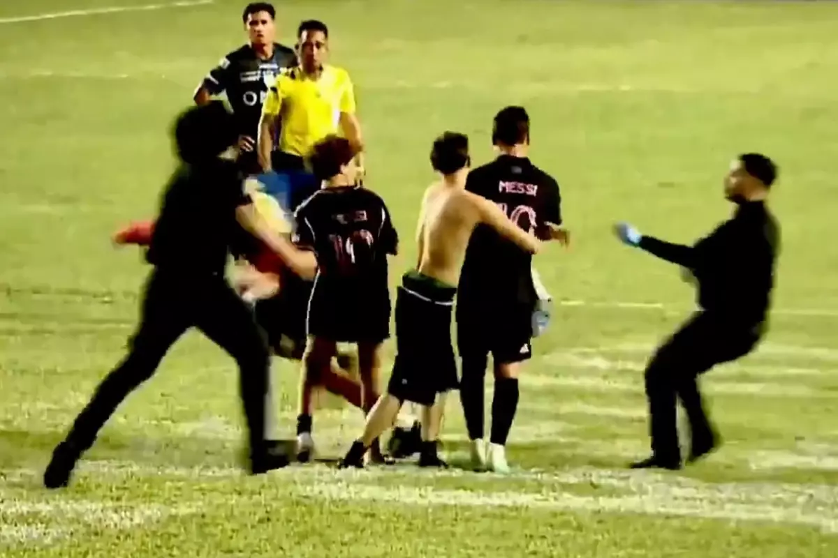 Sahaya giren taraftar Messi\'yi kündeye getirdi