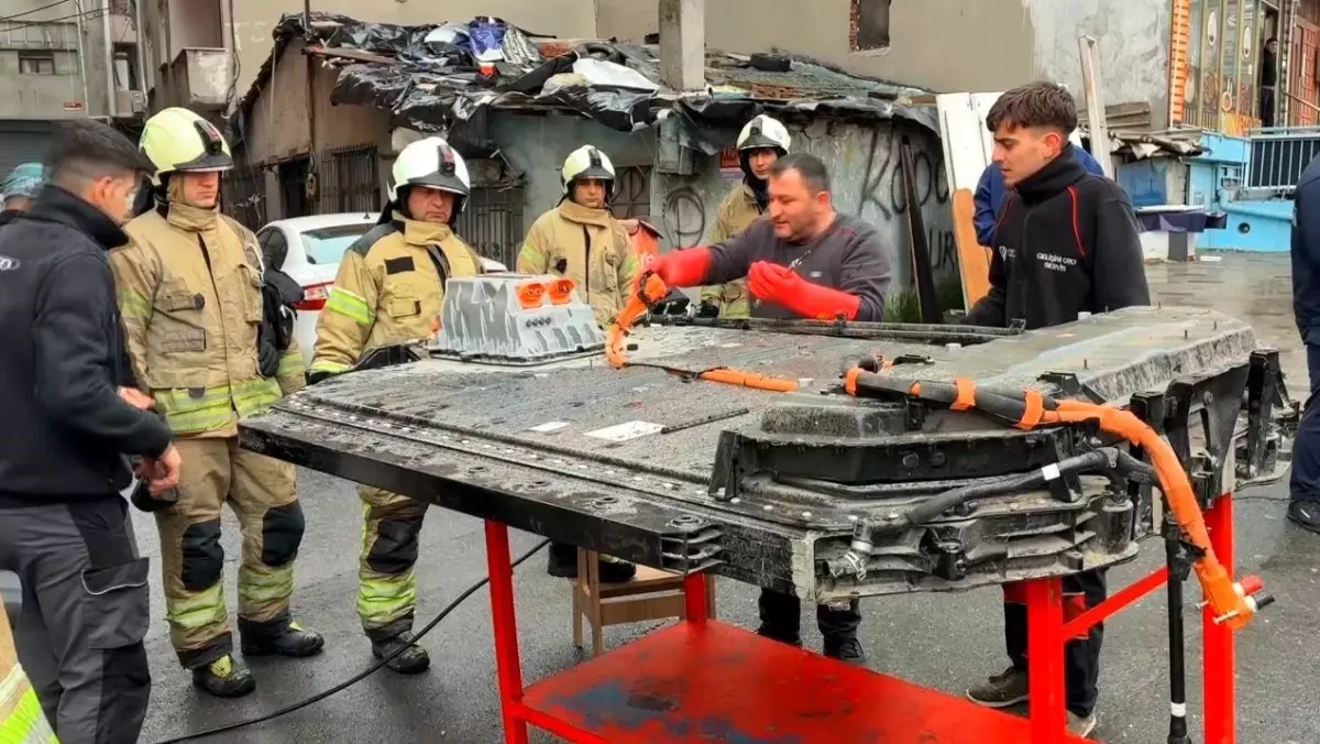 Sarıyer\'de Elektrikli Araç Bataryasında Duman ve Parlama