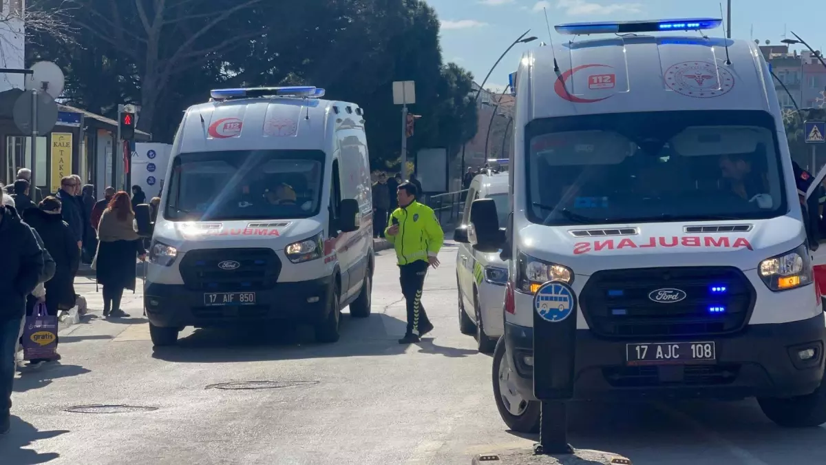 Çanakkale\'de Yaya Geçidinde Kaza: 8 Yaralı