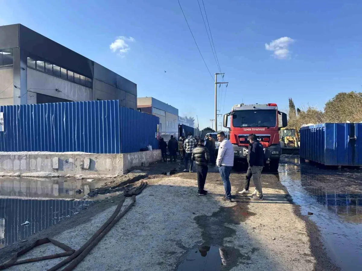 İzmir\'de korkutan yangın! Dumanlar gökyüzünü kapladı