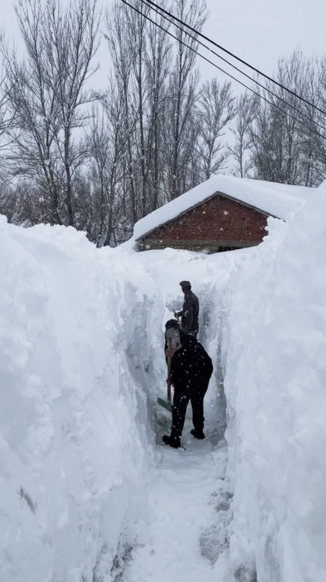 Tunceli'de kar kalınlığı insan boyunu aştı Tunceli'de kar kalınlığı insan boyunu aştı