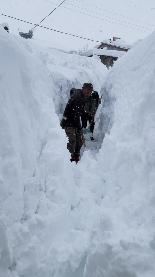 Tunceli'de kar kalınlığı insan boyunu aştı Tunceli'de kar kalınlığı insan boyunu aştı
