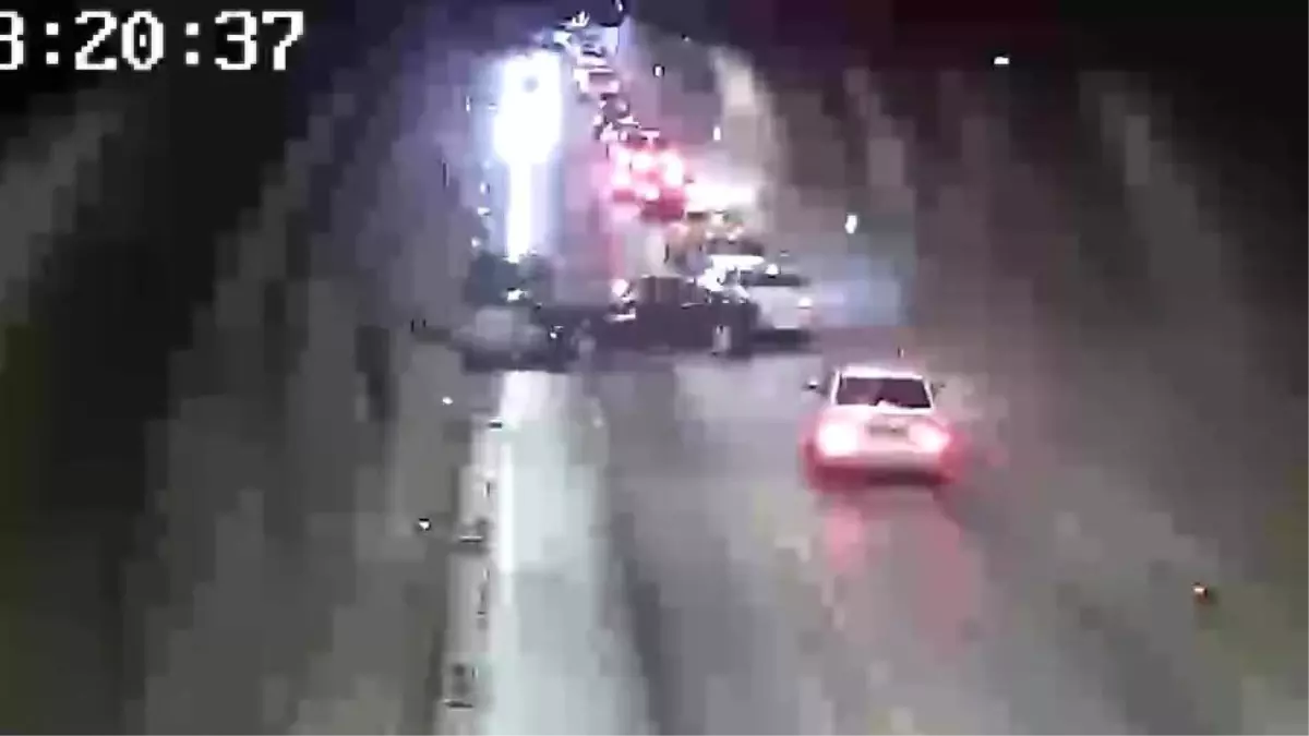 Amasya\'da korkunç kaza, otomobiller tünelde kafa kafaya çarpıştı