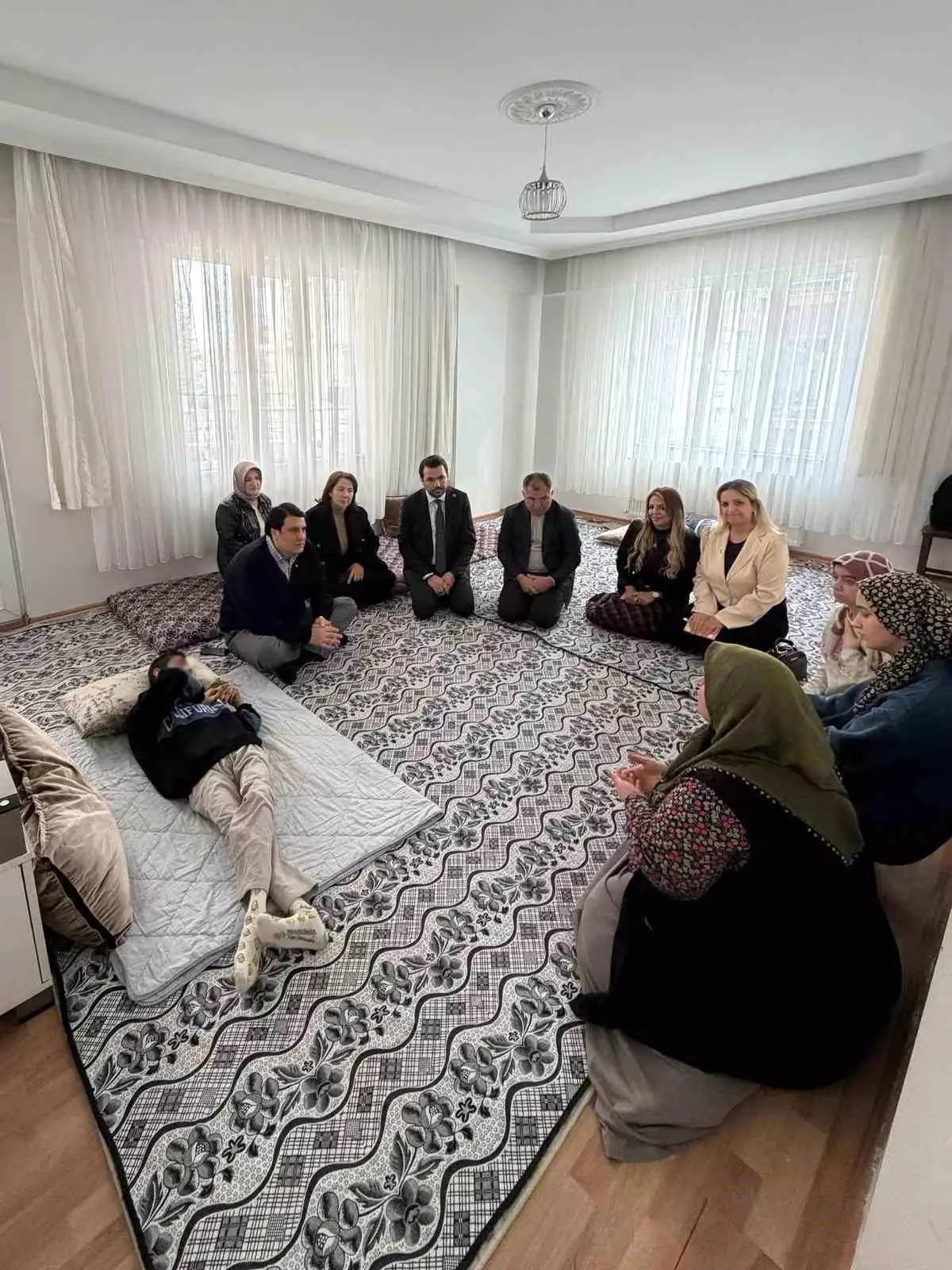 Yılmaz\'dan çocuklara moral ziyareti