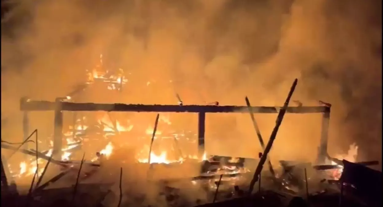 Ovacık\'ta Yangın: İki Katlı Ev Kül Oldu