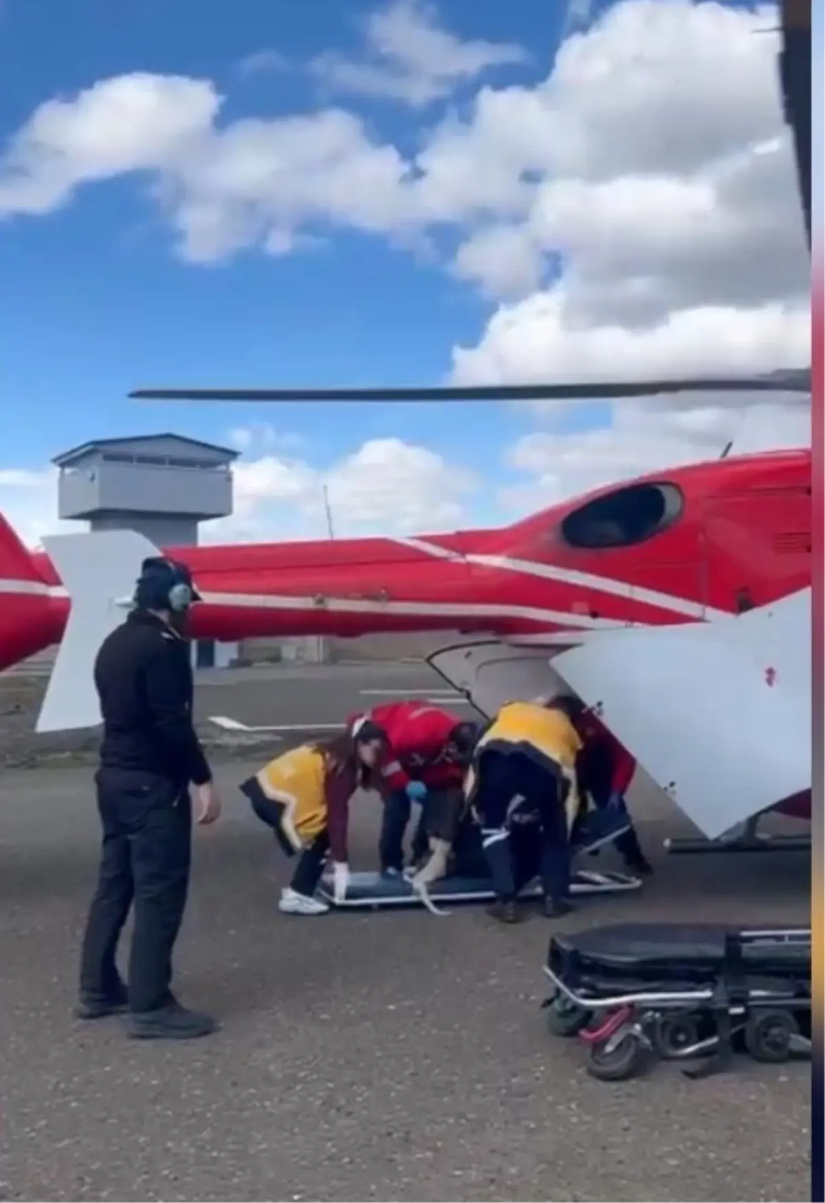 Karla Kaplı Yolda Diyaliz Hastası Helikopterle Kurtarıldı