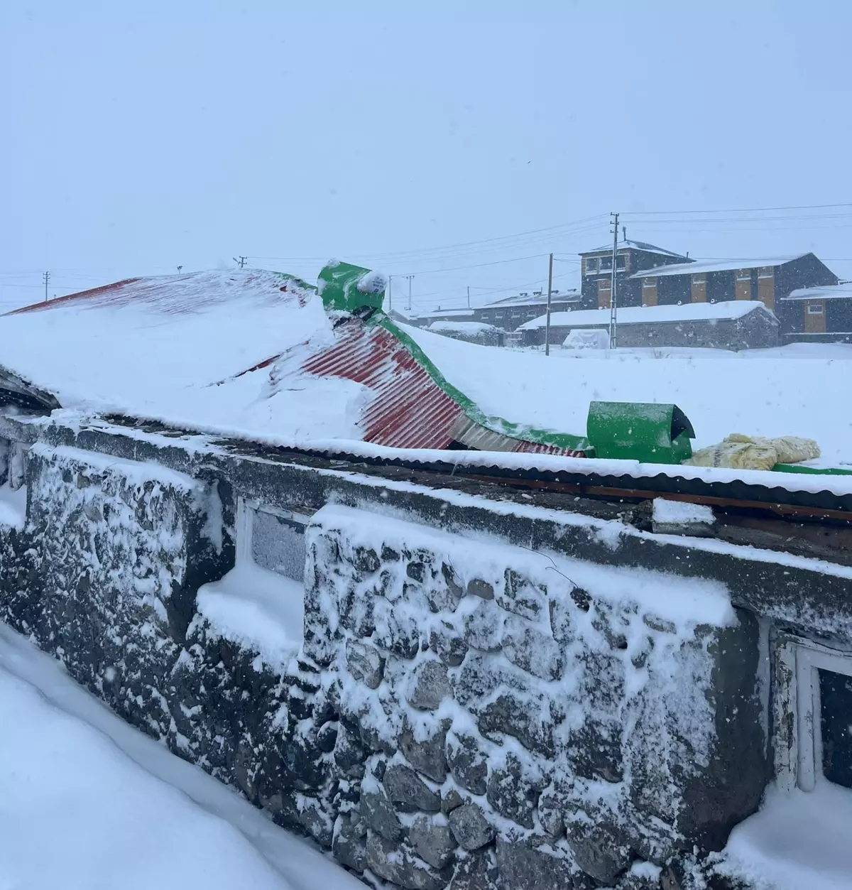 Kars\'ta Kar Yükü Ahırları Çöktürdü