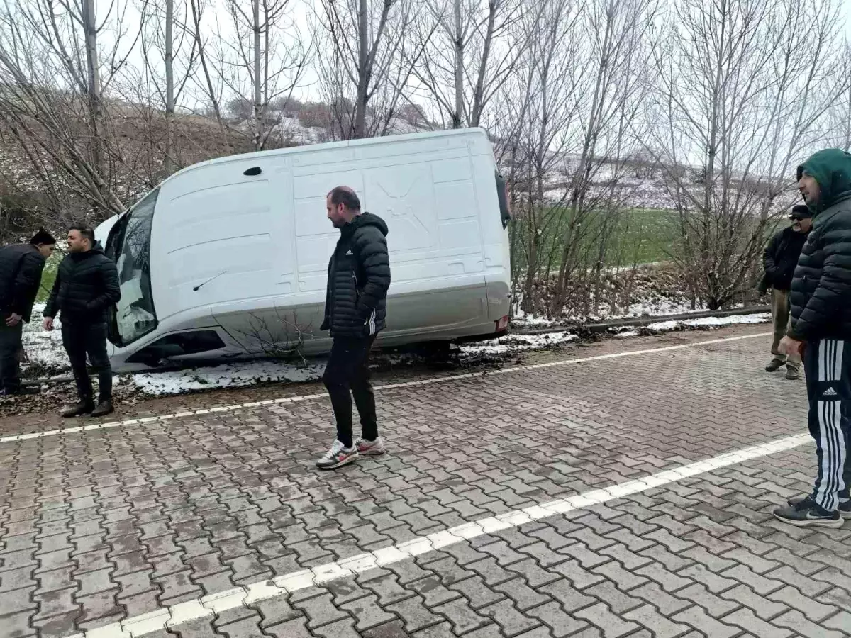 Çorum\'da panelvan araç yan yattı: 1 yaralı