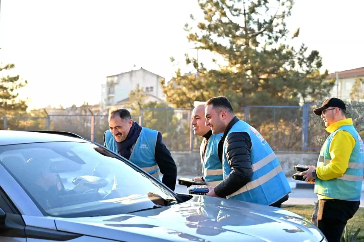 Demirci\'de iftar saatine yolda yakalanan sürücülere iftariyelik ikramı