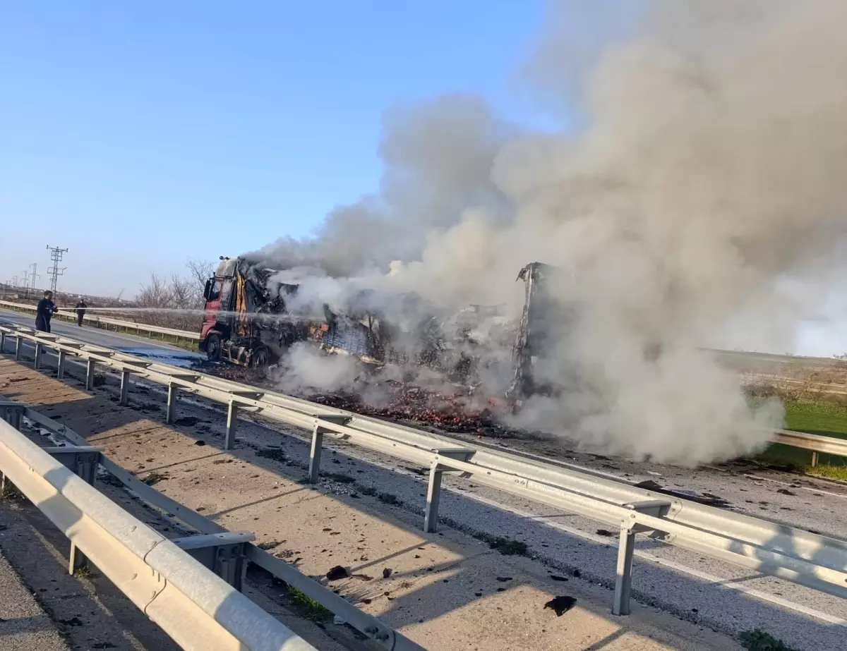 TIR\'da Domates Yangını: Kullanılamaz Hale Geldi