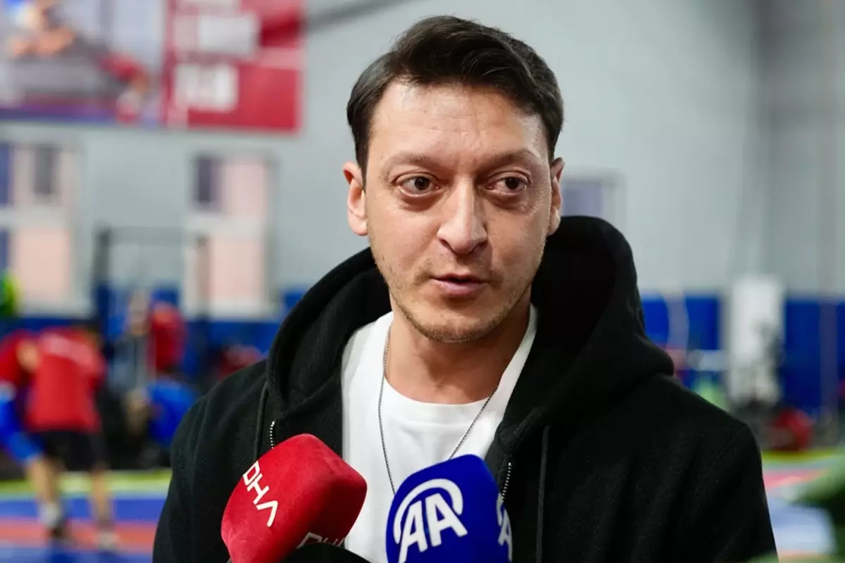 Mesut Özil\'den şampiyonluk tahmini: Galatasaray Avrupa\'da yorulacağı için Fenerbahçe şampiyon