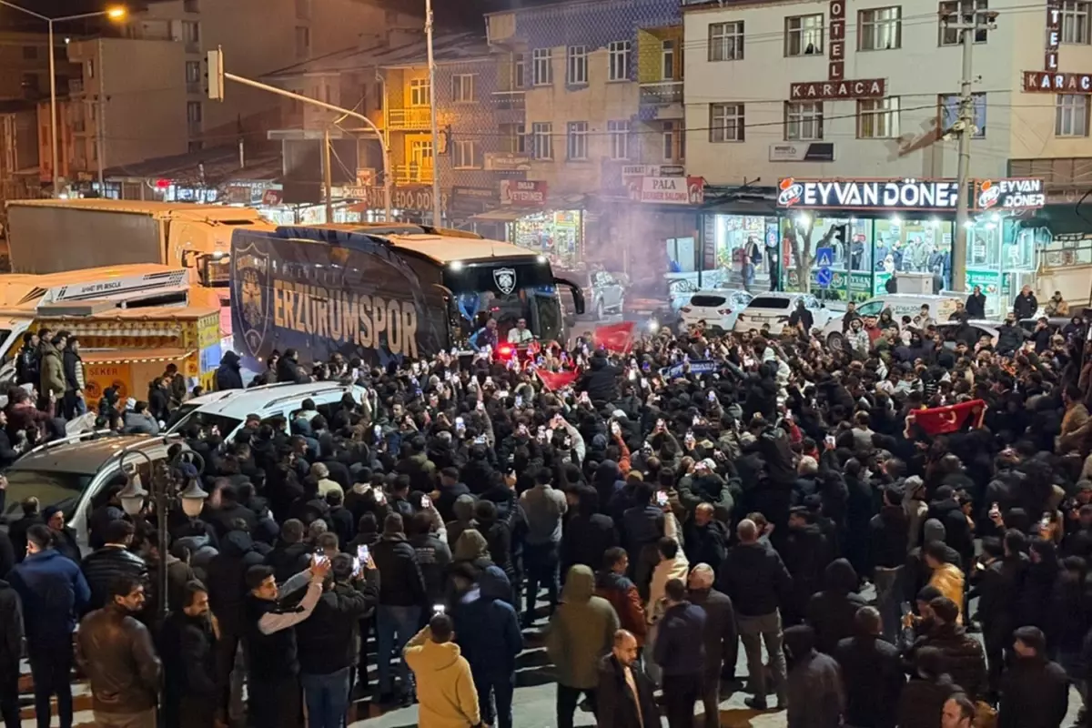 Gözünü Süper Lig\'e diken lider Erzurumspor FK, kentte şampiyonlar gibi karşılandı