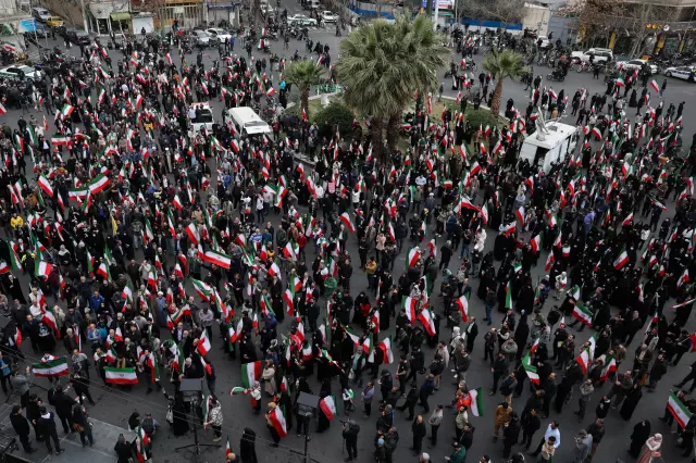 İranlılar, ABD ve İsrail saldırılarına karşı sokaklarda