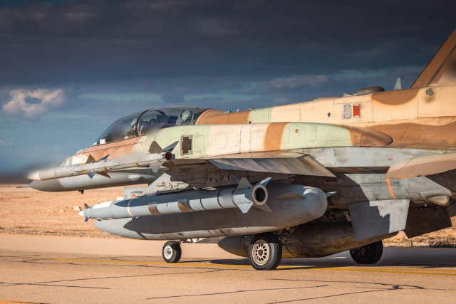 İsrail savaş uçakları İran'a ikinci dalga saldırı başlatmak üzere havalandı