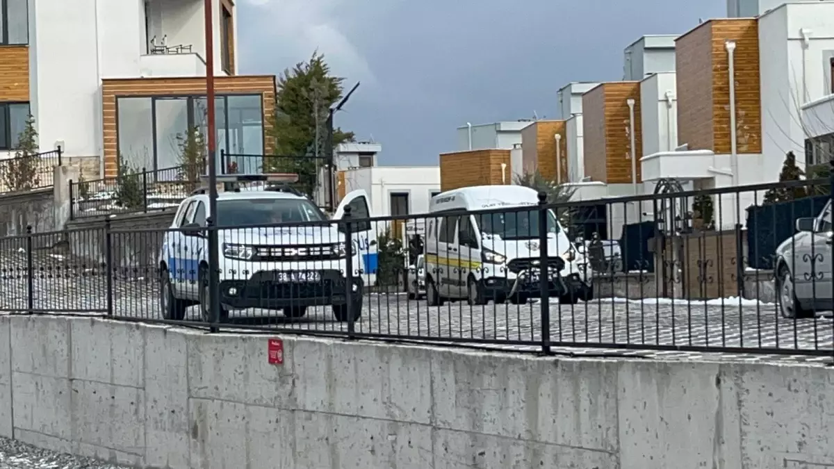 Kocaeli\'de Bıçaklı Kavga: Bir Kişi Ağır Yaralı