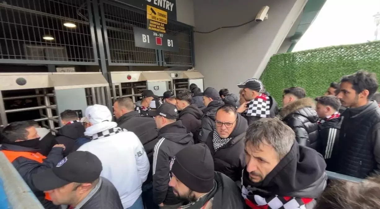 Beşiktaş Başkanı Taraftarla Bir Araya Geldi