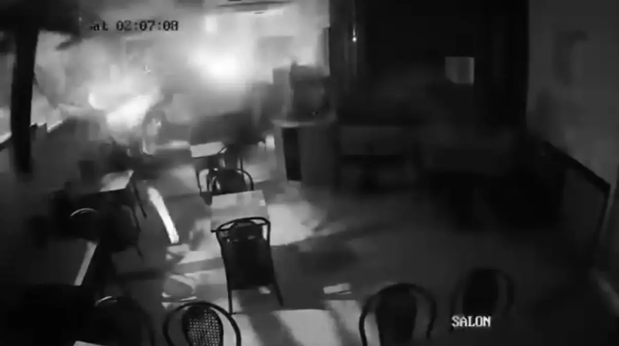 Üsküdar\'da Kaza: Araç Börekçiye Girdi